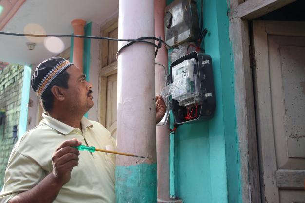 Understanding household electricity consumption using smart meters