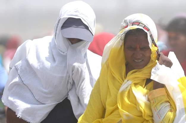 How can India strengthen its resilience to extreme heat?